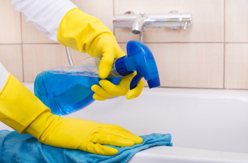 Cleaning a residential flat in Putney before key handover